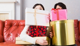 Hà Nội: Nghiêm cấm công chức tặng quà cấp trên dịp Tết